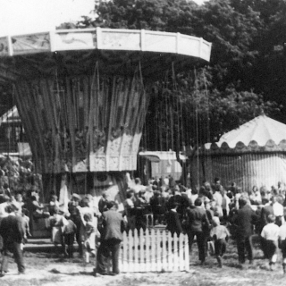 001-Bakel kermis op het terrein van Adriaans (rond 1965).
