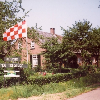 007-Museum de Tolbrug aan de Neerstraat te Bakel. Het museum toont gebruiksvoorwerpen, werktuigen, huishoudelijke artikelen en gereedschappen, die de mensen in vroegere tijden in Brabant en met name de Peel hebben gebruikt.