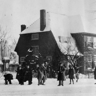 008-Sneeuwballengevecht, hoek van Dorpsstraat en van de Poelstraat. Op de achtergrond het huis van voormalig hoofd van de school Willem de Vries.