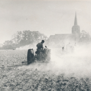 011-Werken op het land, met op de achtergrond de kerk in Bakel.