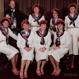 012-Foto uit 1984: cabaretgroep “BaDaCa” uit Bakel (BAkels DAmes CAbaret). Ze traden op voor o.a. De Zonnebloem, verpleeghuizen en vrouwenbonden.