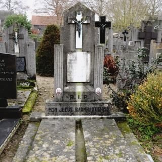 015-Historische graven op het kerkhof achter de kerk in Bakel.