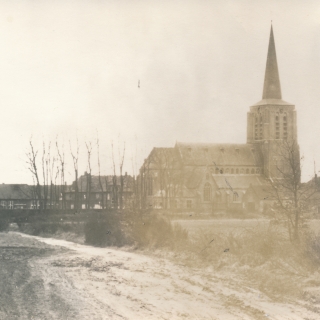 016-Foto van de kerk in Bakel, genomen vanaf wat nu de Julianastraat is, rond 1937.