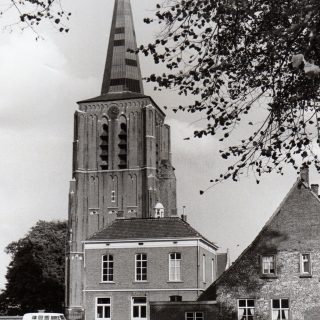 017-Deze foto is in 1971 genomen van de St.-Willibrorduskerk, toen het oude gemeentehuis er nog stond.