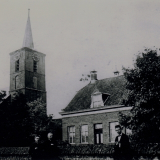 021-Kerk te Milheeze, rondom 1920, met de pastorie. Kapelaan Simonis staat in het midden.