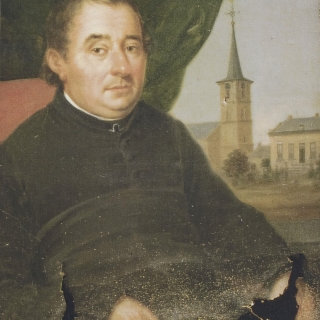 022-Pastoor Scheutjens, eerste pastoor van Milheeze met naast hem misschien wel de eerste foto van Milheeze. Dit unieke schilderij hangt nu links in de kerk in Milheeze.