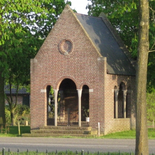 023-De Mariakapel met Mariabeeld, gelegen aan de Schutboomsestraat in Milheeze, is in gebruik genomen in 1938 ter gelegenheid van het 40-jarig pastoorsjubileum van pastoor Simonis.