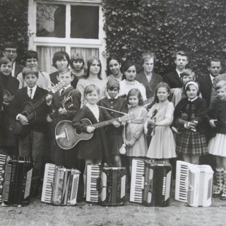 037-Door samenvoeging van de gitaarclub en de accordeonclub, in 1965, kwam deze muziekclub “Eikendreef” tot stand. In 1968 hield de club op te bestaan. 