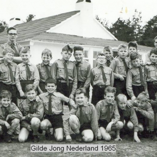 038-Groepsfoto van het Gilde / Jong Nederland uit 1965 voor het oude jeugdhuis, dat op de Speelweide stond.