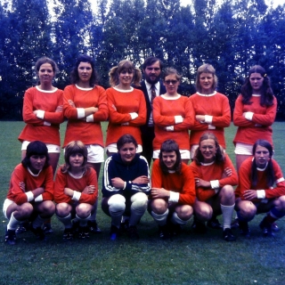 040-Dit is het eerste dameselftal van Bavos. In hun beginjaar 1971 was de naam FC Davo, wat later in dat jaar veranderde in Bavos. In 1972 werden ze kampioen van de afd. Zuid van de KNVB in Noord-Brabant. In 1973 deden ze mee aan een toernooi van de Emgals in Leicester in Engeland. Ze gingen er met de boot naar toe en logeerden bij de speelsters van die club. In 1974 brachten de Emgals een tegenbezoek in Bakel.  In 1976 is het damesteam gestopt.