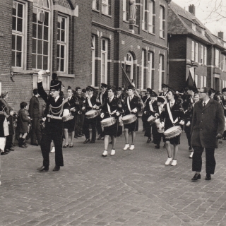 042-Musis Sacrum is gestart in 1874 als fanfare en is in 1997 omgevormd tot harmonie, met een slagwerkgroep sinds 1954, en twirl sinds 1979.