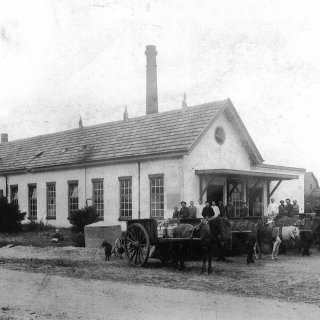 047-Op de hoek Molenakkers-Auerschootseweg in Bakel werd in 1912 deze nieuwe boterfabriek gebouwd die tot 1954 in gebruik was. Enkele jaren later is hij afgebroken.