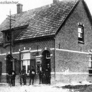 048-Dit hulppostkantoor, dat later dienst deed als dokterspraktijk, stond tegenover de school in de Schoolstraat in Bakel. In 1966 is dit gebouw afgebroken, op deze plaats is vanaf dat jaartal kapsalon Manders gevestigd.