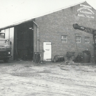 049-Internationaal Transportbedrijf H. Sleegers B.V. werd opgericht in 1949 door Driek Sleegers en lag aan de Auerschootseweg in Bakel. Na zijn dood in 1985 werd zijn bedrijf opgesplitst.