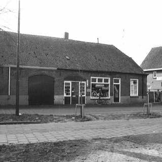 050-Fietsenmaker Toon Staassen had van 1952 tot 1978 zijn bedrijf aan de Dorpsstraat in Bakel. Rechts de ruitersportwinkel van Mies Verhoeven, hij startte elders in 1949, maar kocht in 1956 dit pand. Zoon Peter nam het bedrijf over in 1988.