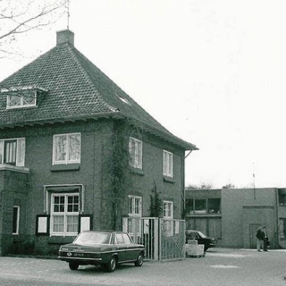 051-Jan Koppens (1906-1996) startte Koppens Machinefabriek, aan de Helmondseweg in Bakel, na de 2e WO. In 1961 overgenomen door zoon Wim. Het bedrijf is uitgegroeid tot miljoenenconcern en inmiddels opgegaan in het Duitse GEA Food Solutions. Staat nog steeds in Bakel, aan de Beekakker.