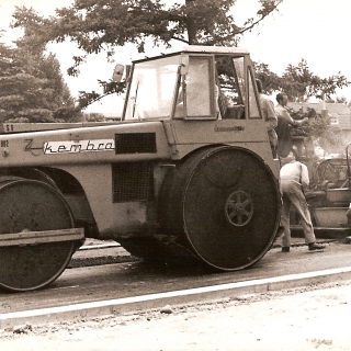 056-Wegenbouwbedrijf Kembra uit Milheeze werd opgericht in 1965 en is in 1990 overgenomen door een ander bedrijf. Op de foto een asfalteermachine.