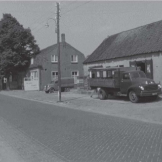 057-In 1965 is dit oude pakhuis van Wout van Buel aan het Kerkeind in Milheeze afgebroken. Het diende tot 1929 als boterfabriek.