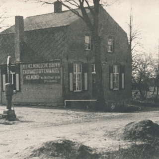 058-Kolen- en bouwmaterialenhandel  Jan van Kessel, Kerkeind Milheeze. Opgericht in 1921. Het huis op de foto stamt uit 1920, de eikenboom staat er nog steeds