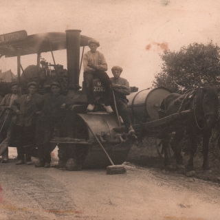 068-De weg Helmond - Bakel - Milheeze wordt verhard met asfalt, omstreeks 1925, met geheel links de wegwerker uit Bakel die toezicht houdt bij de wegwerkzaamheden.