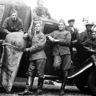 071-Mobilisatie 1940. Nederlandse soldaten aan de Schutsboom in Milheeze.