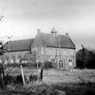 073-Parochiehuis in Bakel: in tijden van de mobilisatie was het een R.K. Militair Tehuis voor ontspanning, en tijdens de oorlog diende het als opslagruimte voor de distributie.