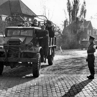 074-1944-1945. Komst van de evacués uit Venray in Bakel, hoek van de Poelstraat - Dorpsstraat. 