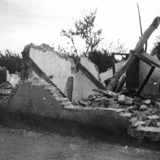 075-Foto van caféboerderij Jonkers aan de Dorpsstraat in Bakel, volledig vernield door een bom, 24 september 1943.