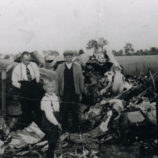 076-Wrak van een Brits vliegtuig op de Klef in Milheeze. Neergestort in 1944.