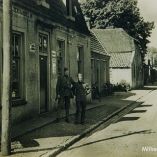 080-Nederlandse militairen aan het Kerkeind te Milheeze.