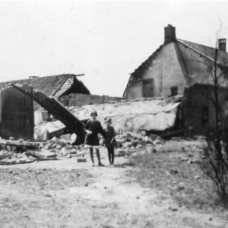 082-1941, boerderij van de familie van de Berk aan het Roessel in Bakel na het neerstorten van een Brits vliegtuig.