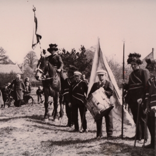 083-Feest in oorlogstijd in Bakel: in 1942 wordt de Bakelse molen na een restauratie feestelijk heropend, in aanwezigheid van het gilde.