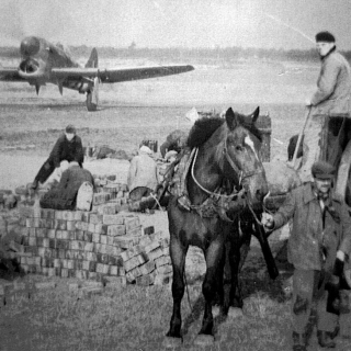 084-Vliegveld in Brouwhuis (destijds nog gemeente Bakel). Half november 1944 werd gestart met de aanleg.