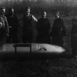 085-Brandstoftank gedropt bij Vogelenzang-Witven Bakel in 1944.