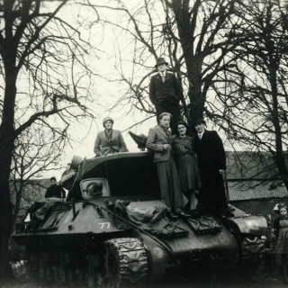 087-Milheeze, ‘t Hof, in 1944 tijdens de bevrijding, bij de boerderij van Cornelissen.