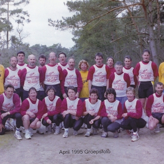 092-Lopersgroep Milheeze is in 1988 ontstaan door een uit de hand gelopen grap aan de bar. Sportiviteit en gezelligheid gaan hand in hand bij de Lopersgroep. Wekelijks wordt er drie keer getraind. Jaarlijks organiseert de Lopersgroep een 5 km.- en 10 km.-wedstrijd en een halve marathon. In 1995 (50 jr. na de bevrijding) organiseerde de Lopersgroep, op verzoek van de gemeente Bakel en Milheeze, de Bevrijdingsloop vanuit Wageningen naar onze gemeente.