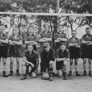 093-In het eerste jaar van de Tweede Wereldoorlog staken drie Milhezenaren de koppen bij elkaar om te komen tot de oprichting van RKVV Milheezer Boys op 7 juni 1941. De eerste wedstrijd werd gespeeld op een noodterrein aan de Kaak te Milheeze. Kleedlokaal van de tegenstander was in clubhuis Rongen en zij moesten zich wassen rondom de waterput op de achterplaats. Thans vinden de trainingen en thuiswedstrijden van Milheezer Boys plaats op Sportpark ’t Rooi aan de Rooiweg te Milheeze.