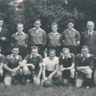 097-Bavos=BAkelse VOetbal Sport. Bavos is ontstaan uit het samengaan van B.V.V. en B.S.V. B.V.V. is opgericht in december 1929 door Noud van de Ven. In 1930 ging kapelaan Van Delft over tot oprichting  van B.S.V. In 1933 werd besloten te fuseren en werd de clubnaam RKVV Bavos. Bavos is tot op de dag van vandaag een bloeiende vereniging. 