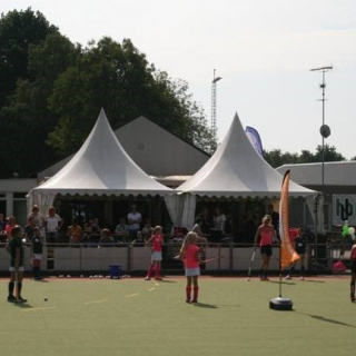 099-Hockeyclub Bakel is opgericht op 7 december 1977 en speelt op sportpark Geneneind. HCB geeft iedereen de gelegenheid om te hockeyen, zowel prestatiegericht als recreatief en er kan door jong en oud, jongens en meisjes en dames en heren gespeeld worden. Vanaf 4 jaar kan men lid worden.