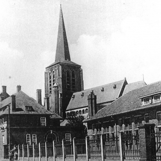 102-De meisjesschool aan de Dorpsstraat in Bakel. Als zodanig dienst gedaan vanaf het bouwjaar 1923 tot aan 1967. Daarna nog enkele jaren gebruikt als kleuterschool. Tegenwoordig is hier OJC de Fuse in gevestigd.
