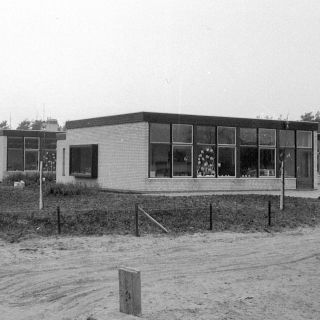 103-Deze kleuterschool aan de Speelweide in Bakel werd in 1971 geopend. Toen in 1985 de Wet op het Basisonderwijs kwam verhuisde de kleuters naar de Willibrordusschool. Vanaf dat jaar, op 1 augustus, nam openbare school De Kleine Kapitein dit gebouw in gebruik tot ze in 2003 een nieuwe school kregen. De school aan de Speelweide werd gesloopt en er kwamen woonhuizen voor in de plaats.