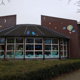 106-Toen openbare school De Kleine Kapitein werd opgericht, op 1 augustus 1984, waren er 11 leerlingen. Het eerste jaar bezetten ze één klasgebouw aan de Wilhelminastraat. Het jaar daarop verhuisden ze, met aanzienlijk meer leerlingen, naar de Speelweide. In maart 2003 werd de huidige school, te zien op de foto, in gebruik genomen.