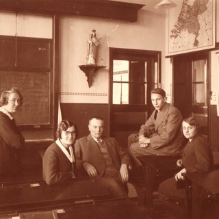 107-Het schoolpersoneel van Milheeze in 1932.