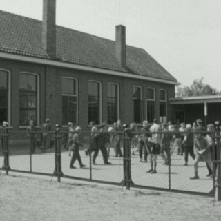 108-Dit is de tweede lagere school die er was in Milheeze, hij werd geopend in 1885 en afgebroken in 1971.