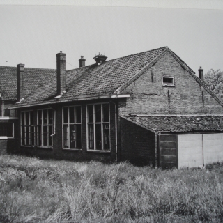 109-De achterzijde van de in 1885 geopende school in Milheeze. Te zien is de aanbouw van twee lokalen in 1924 en 1928.