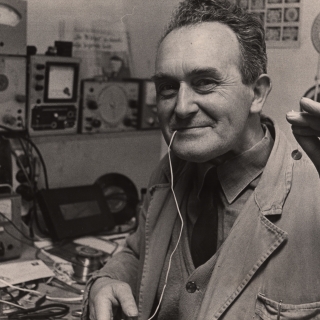 117-Toon Verberkt sr., elektromonteur uit Bakel, kreeg wereldwijd bekendheid toen hij een spraakapparaat uitvond nadat hij in 1968 door een operatie zijn stembanden verloor.