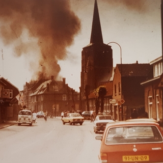 122-In de verte de brand in het klooster, gezien vanaf de Dorpsstraat. Datum: 09-06-1979.