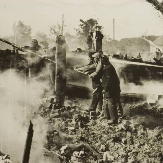 123-In 1932 brandden in de Dorpsstraat zeven woning af: Datum: 18-07-1932.