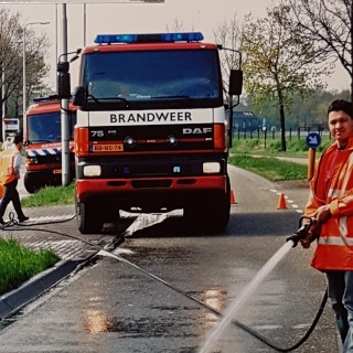 126-Opruimen van oliespoor op de Benthem in Bakel. Datum: 25-04-2005.