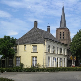 133-De pastorie van Bakel werd vermoedelijk gebouwd in 1818. Sinds 2019 is er een Bed & Breakfast in gevestigd. Het pand staat op de lijst van Rijksmonumenten.